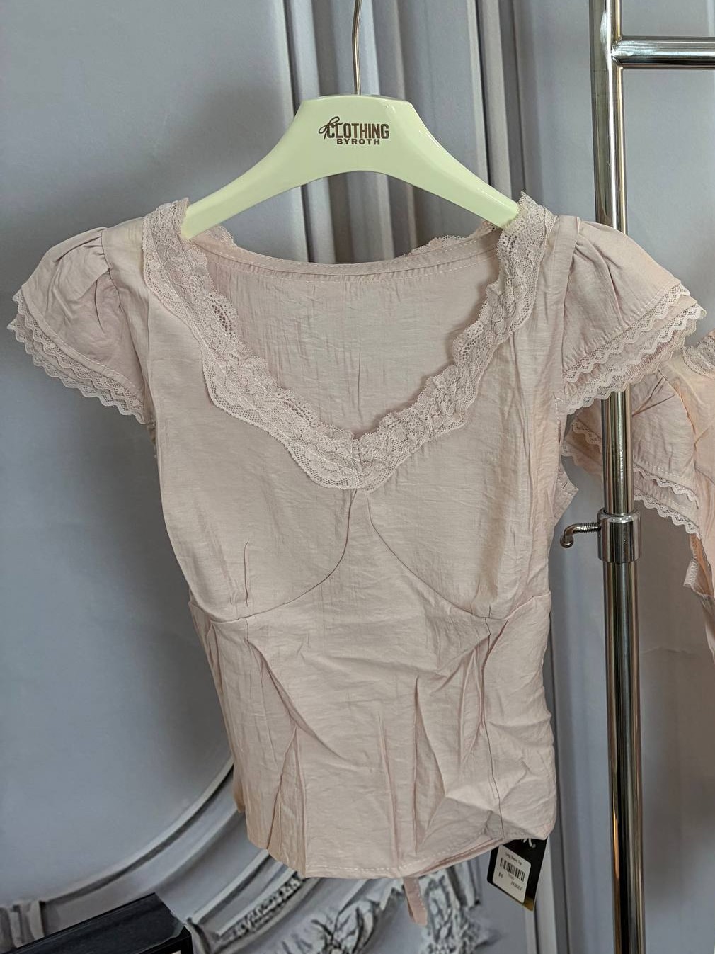 Lace-trim V-neck tie-back tee