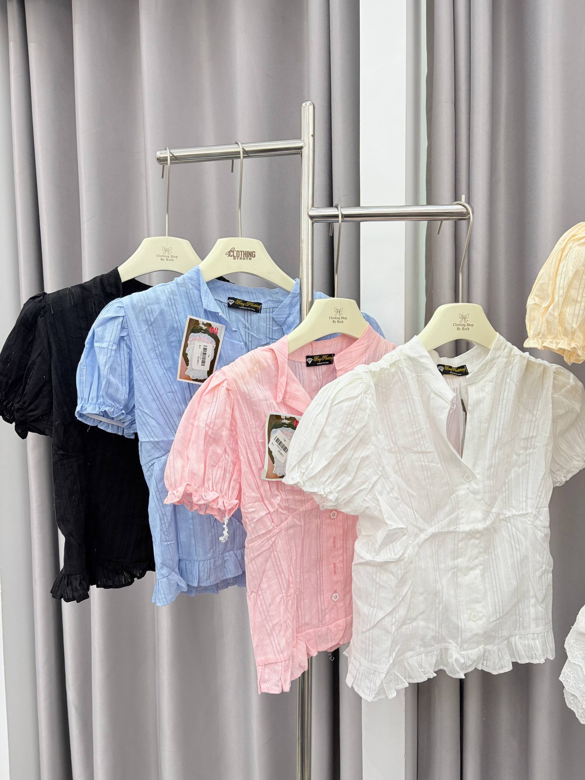 ruffled mandarin-collar short-sleeve top
