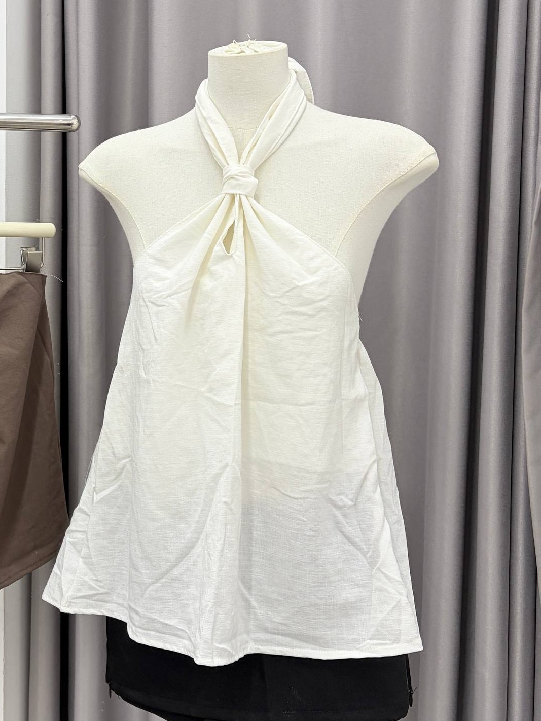 twist-knot neck halter cami top