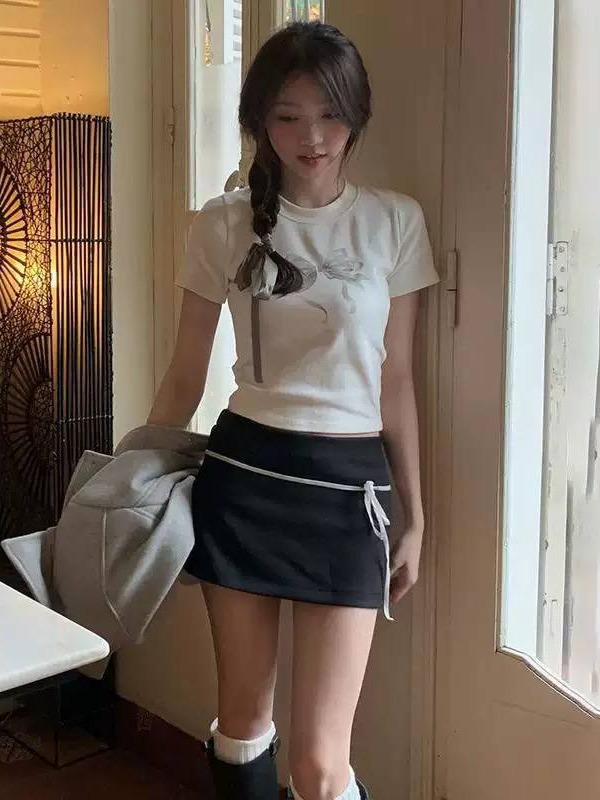 contrast-piping tie-accent mini skirt