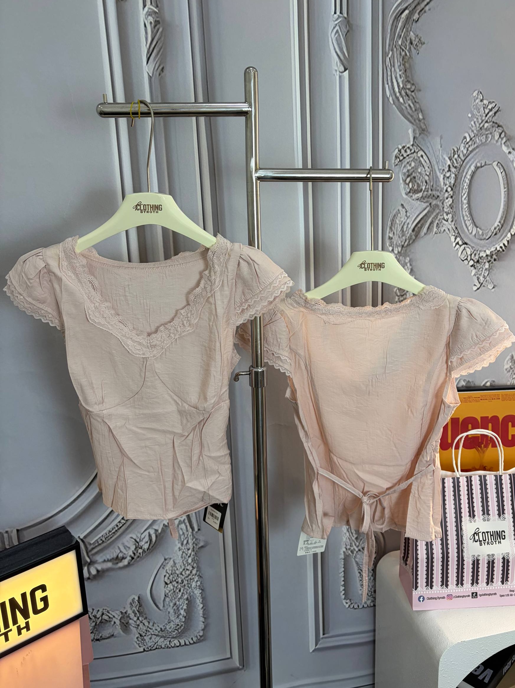Lace-trim V-neck tie-back tee