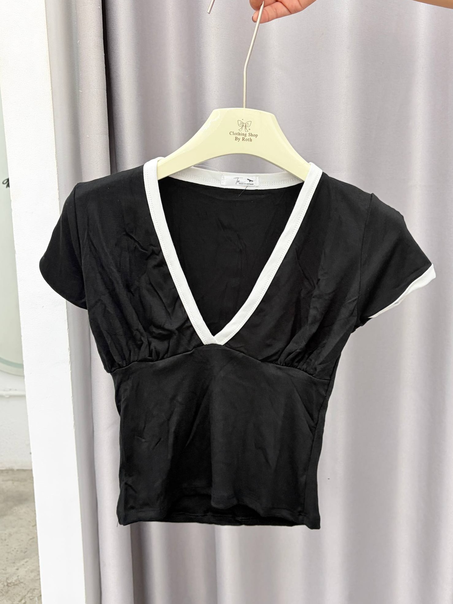 Contrast-trim plunge V-neck tee