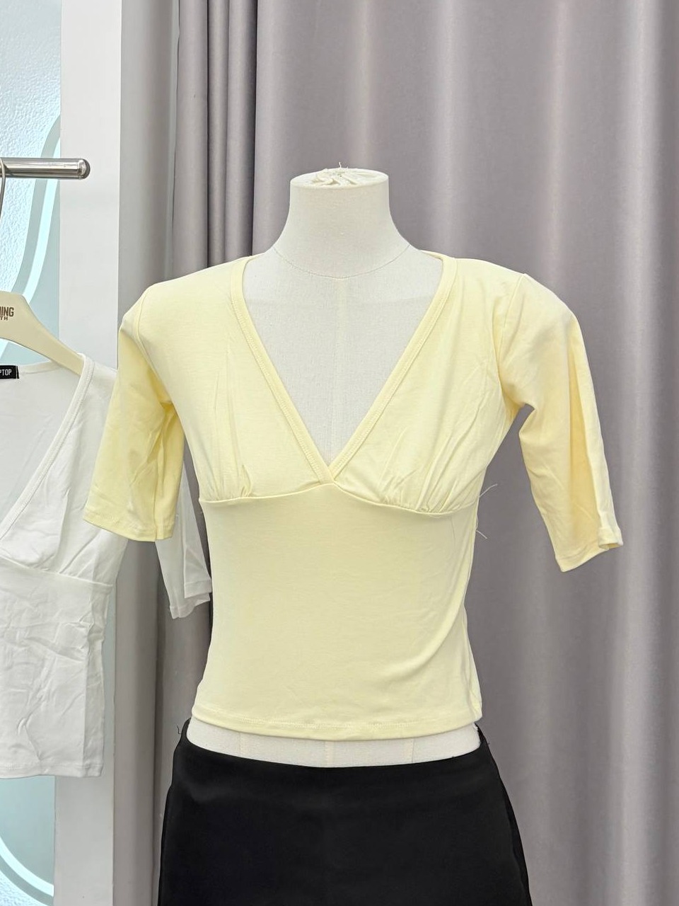 V-neck Layered Bust Knit top