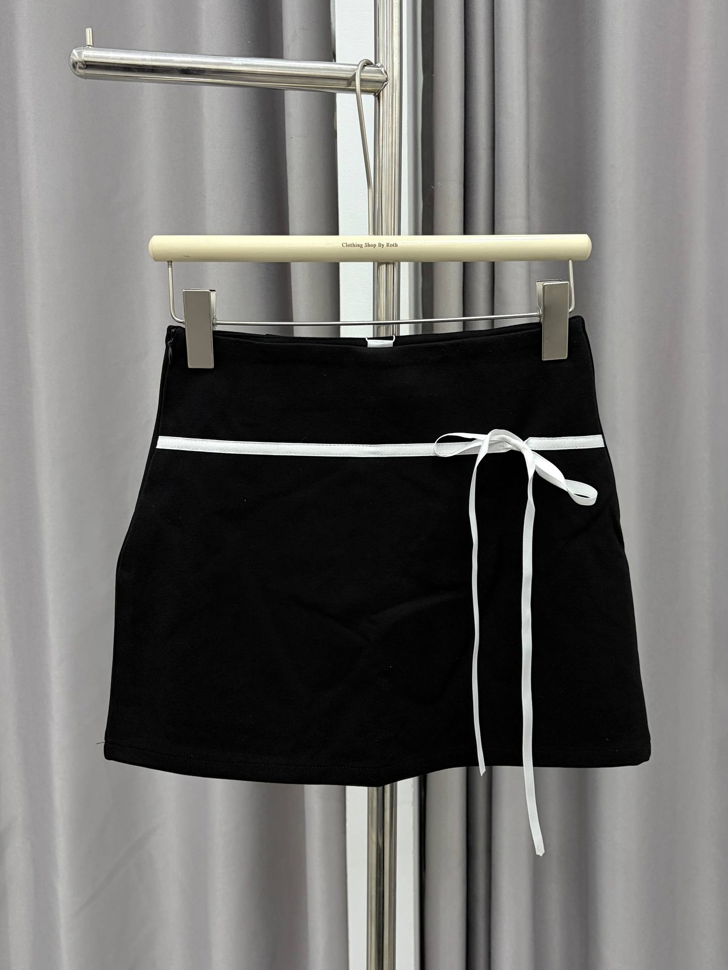 contrast-piping tie-accent mini skirt