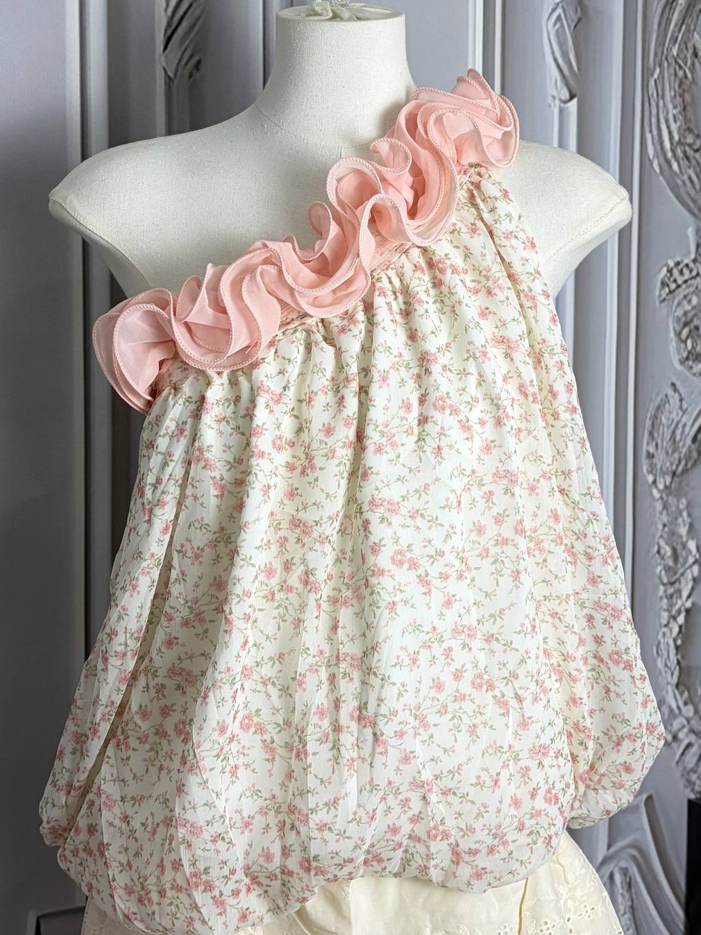 One-shoulder ruffled floral bubble top