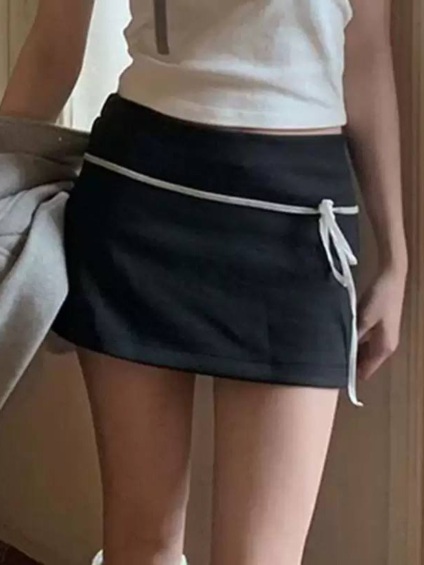 contrast-piping tie-accent mini skirt