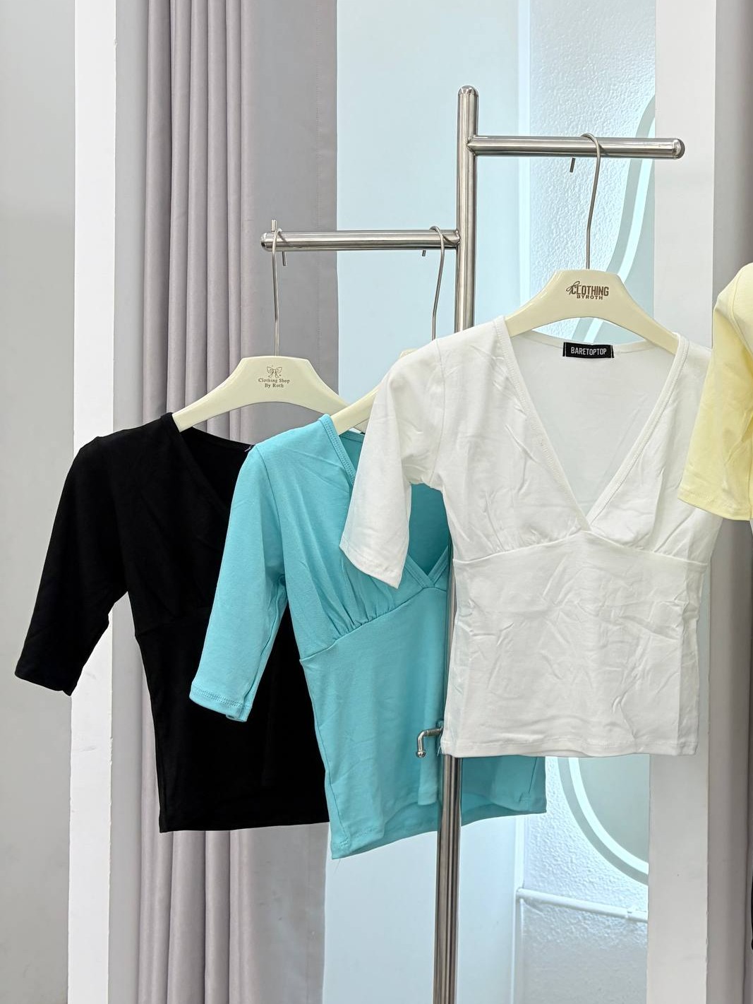 V-neck Layered Bust Knit top