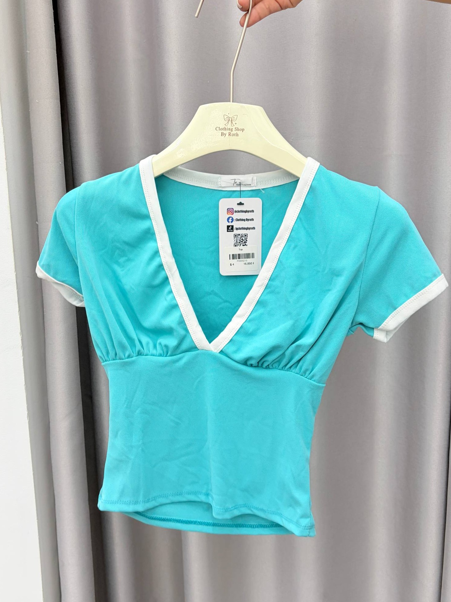 Contrast-trim plunge V-neck tee